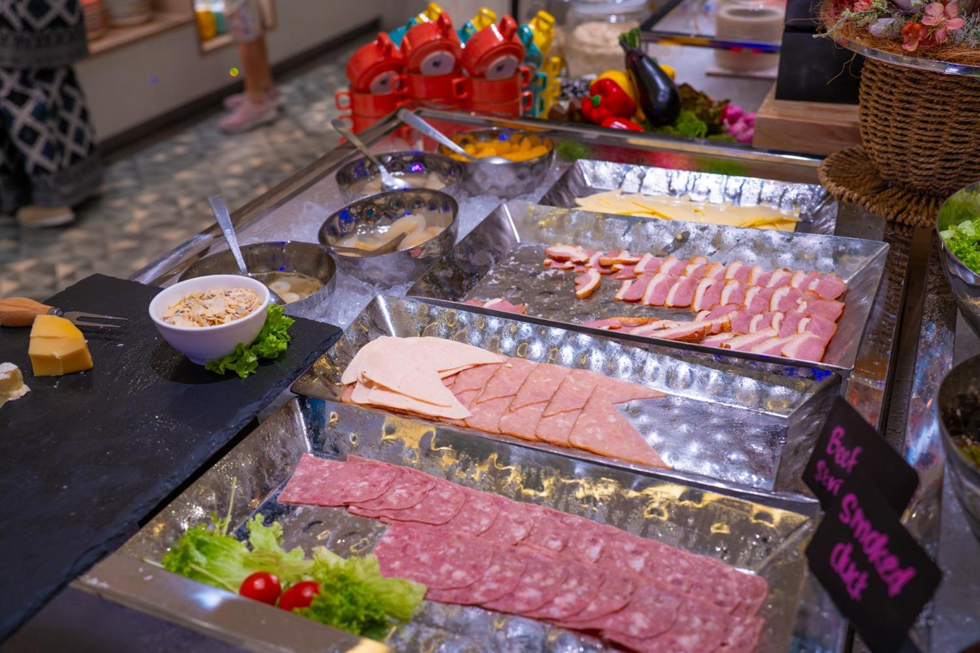 The Waterfront Hotel Kuching Eksteriør bilde A selection of cold cuts
