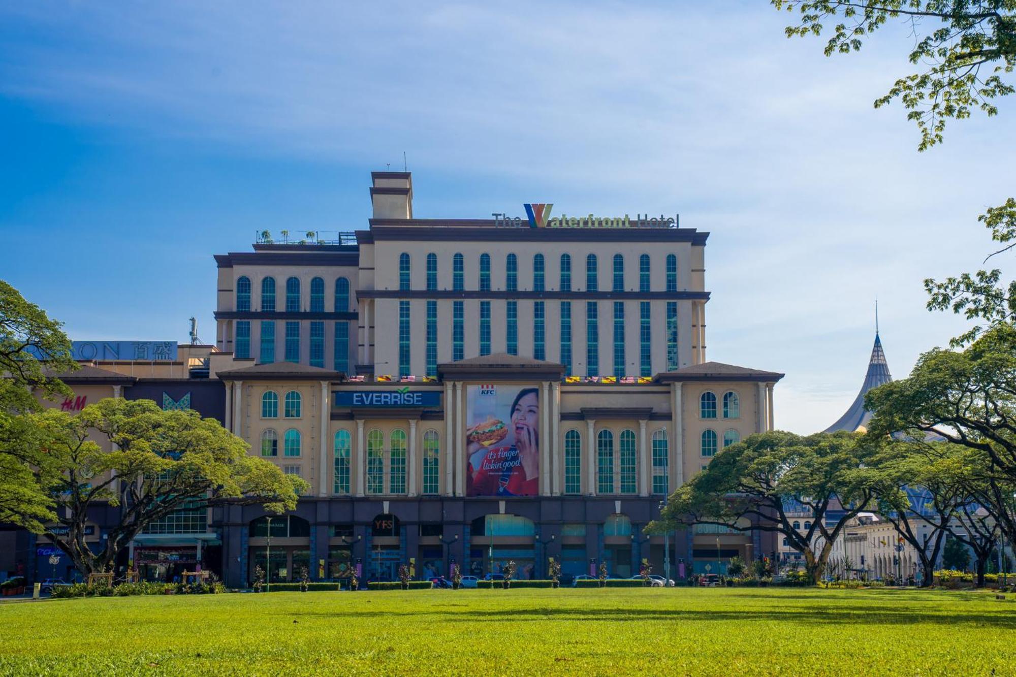 The Waterfront Hotel Kuching Eksteriør bilde The hotel in 2019