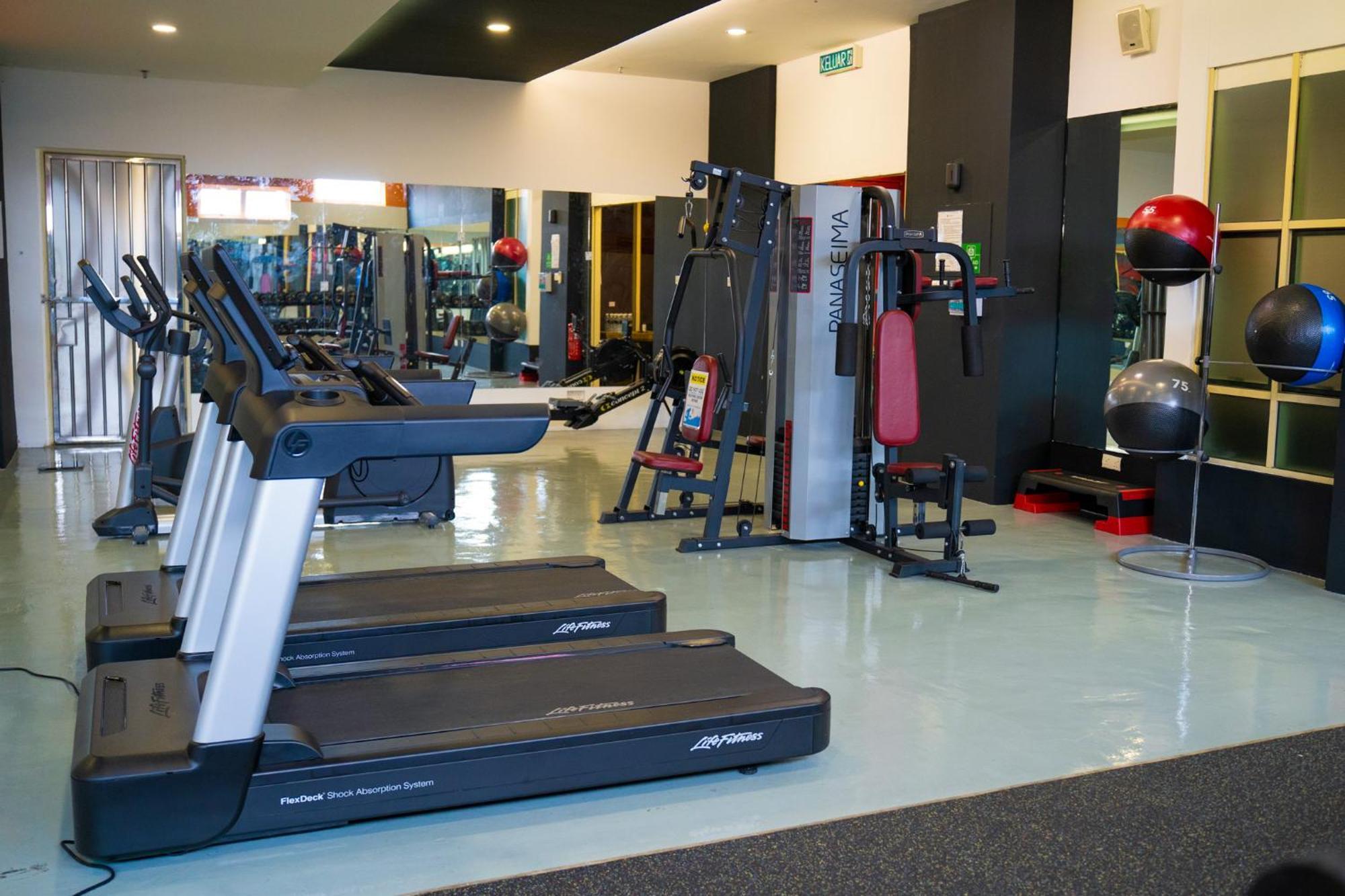 The Waterfront Hotel Kuching Eksteriør bilde A gym in a hotel