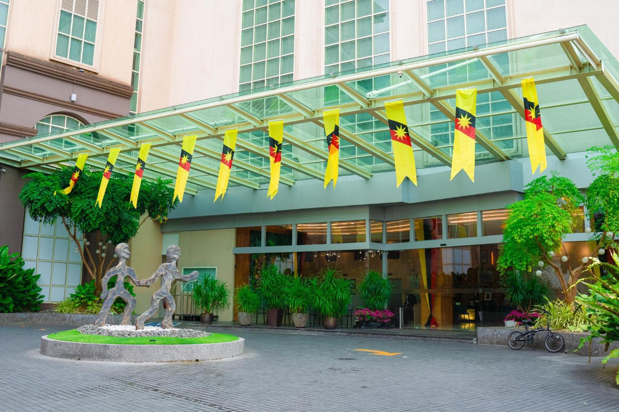 The Waterfront Hotel Kuching Eksteriør bilde The main entrance of the hotel