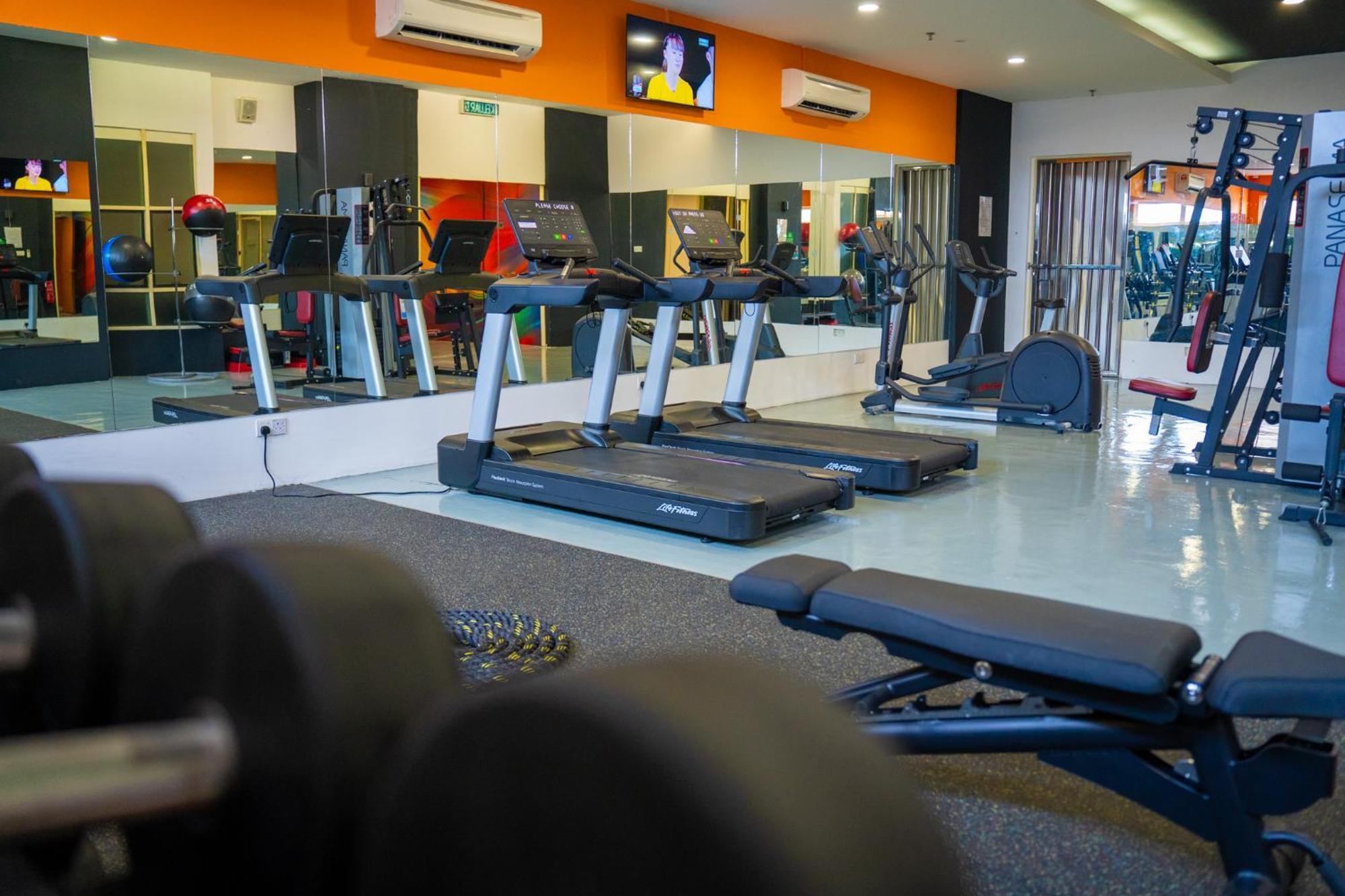 The Waterfront Hotel Kuching Eksteriør bilde A gym in Malaysia