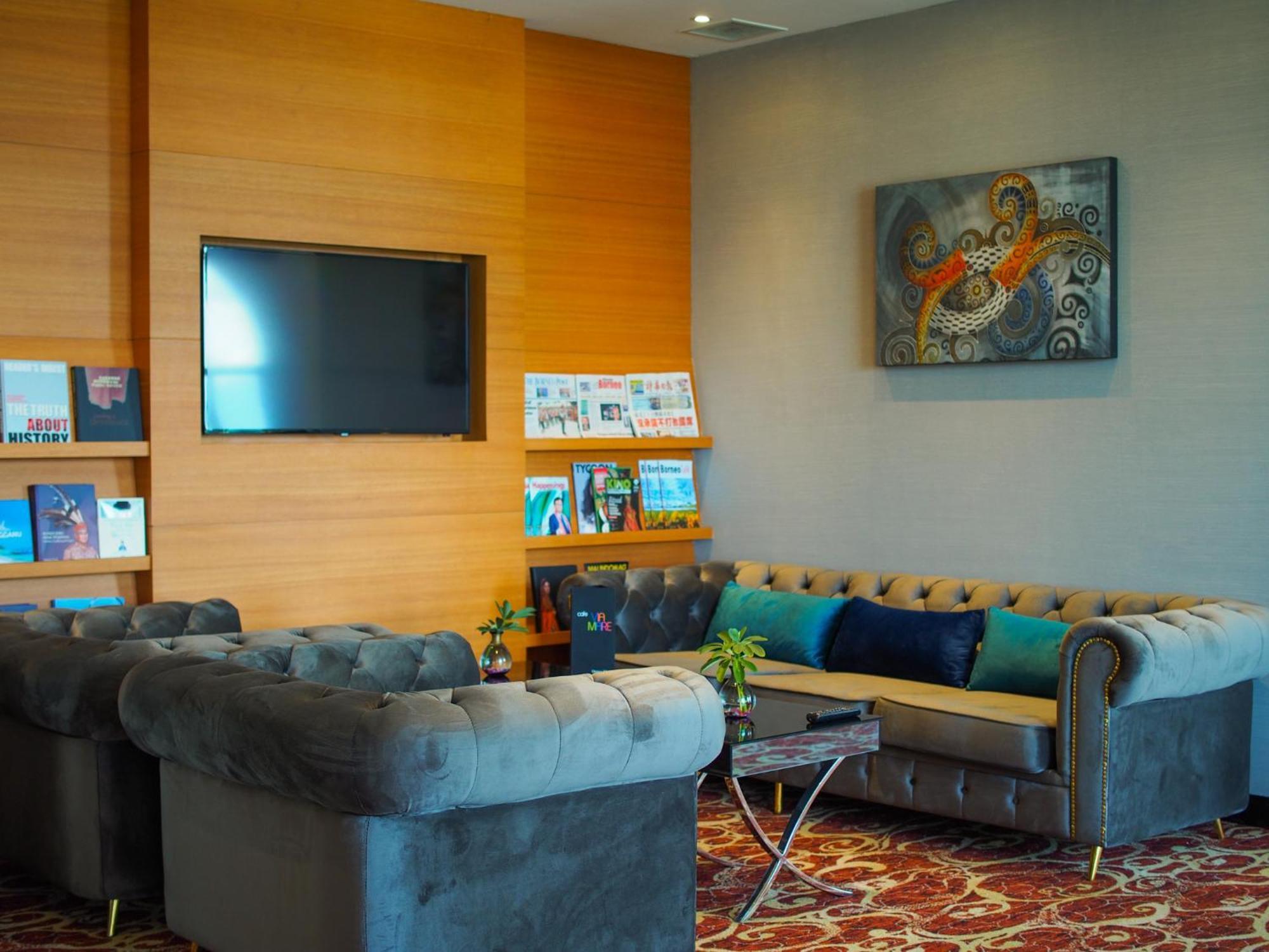 The Waterfront Hotel Kuching Eksteriør bilde The lounge at Kilimanjaro International Airport
