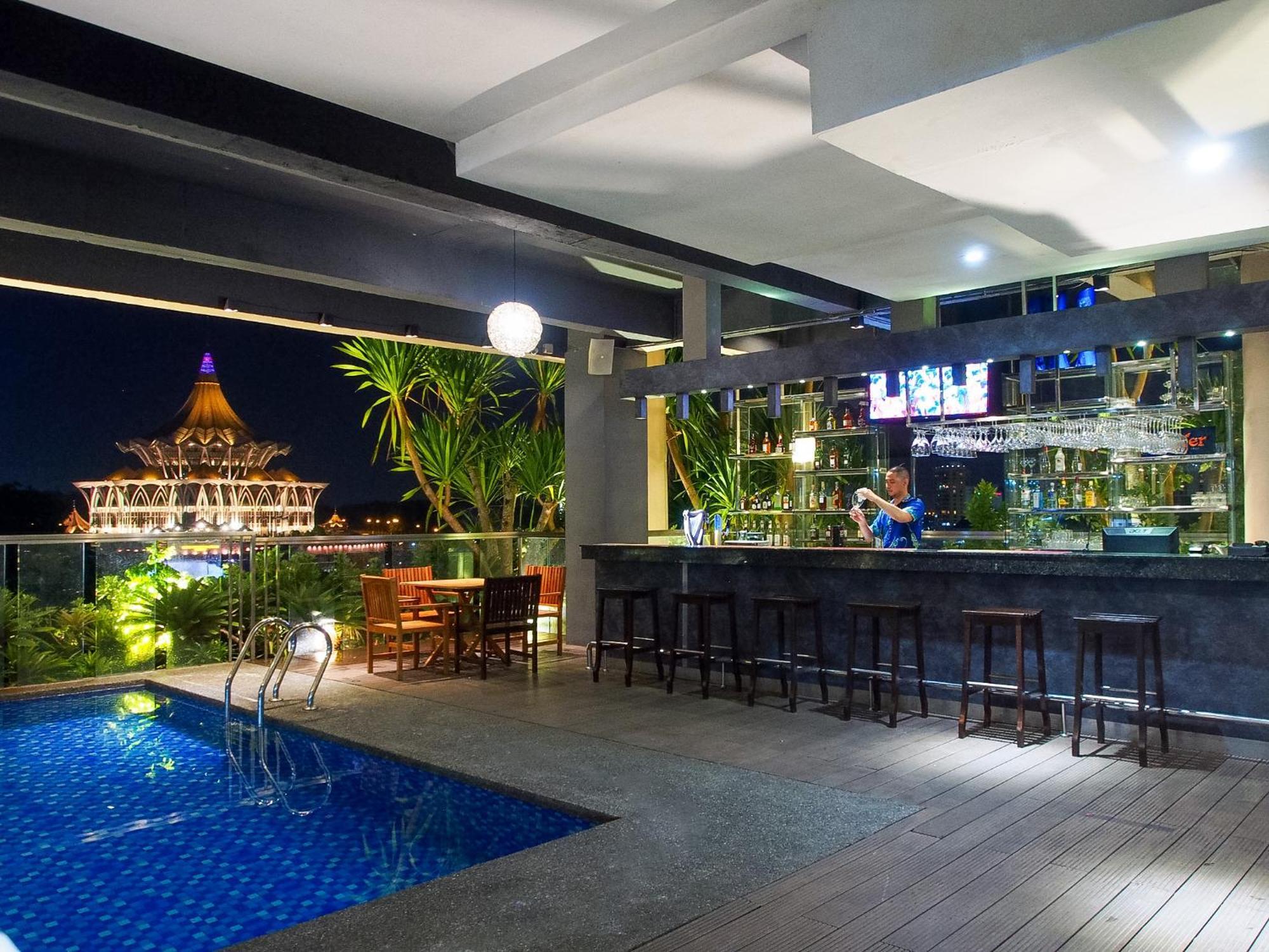 The Waterfront Hotel Kuching Eksteriør bilde Sky Bar