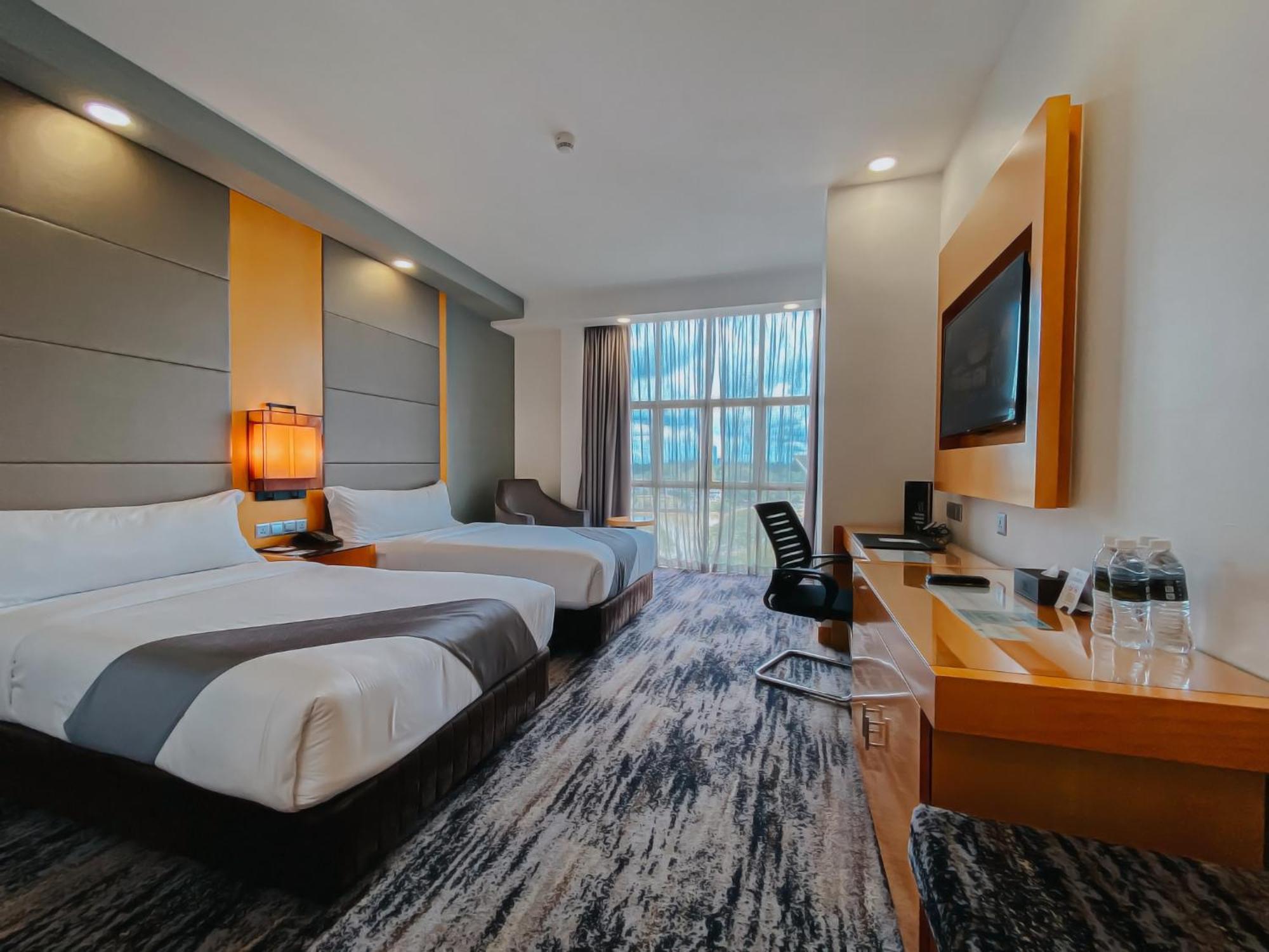 The Waterfront Hotel Kuching Eksteriør bilde Deluxe Room