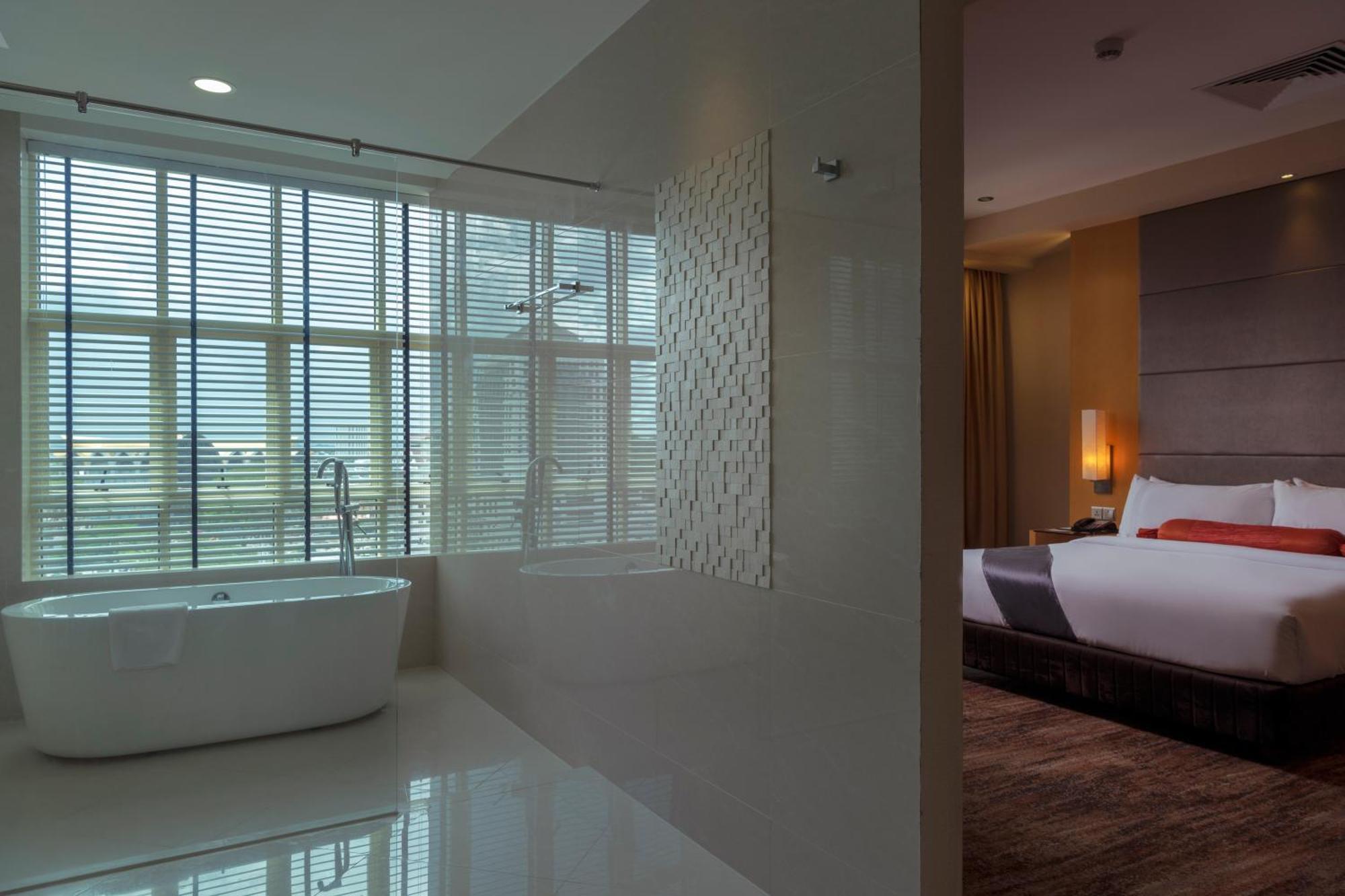 The Waterfront Hotel Kuching Eksteriør bilde A bathroom at the hotel