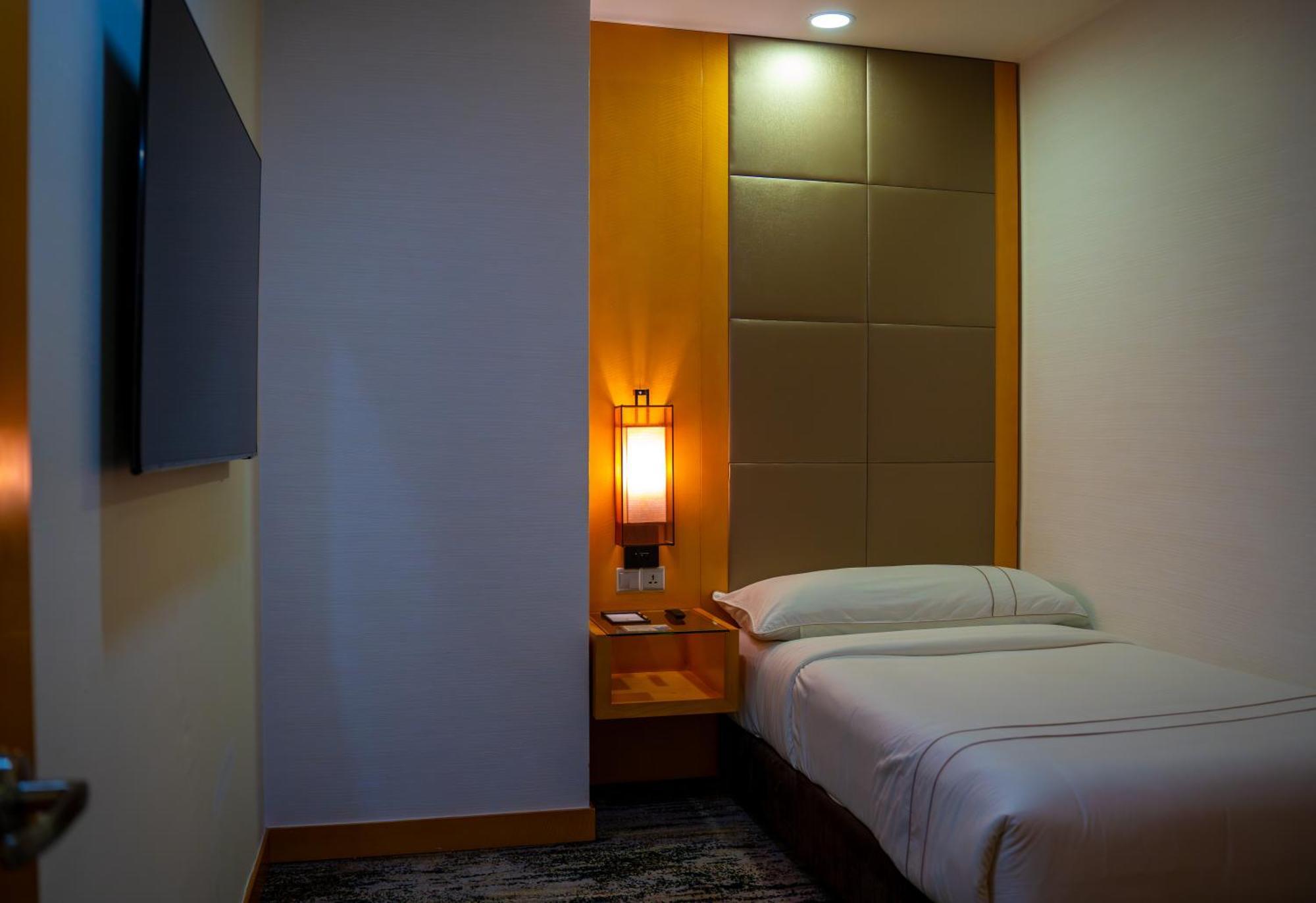 The Waterfront Hotel Kuching Eksteriør bilde A room at the hotel