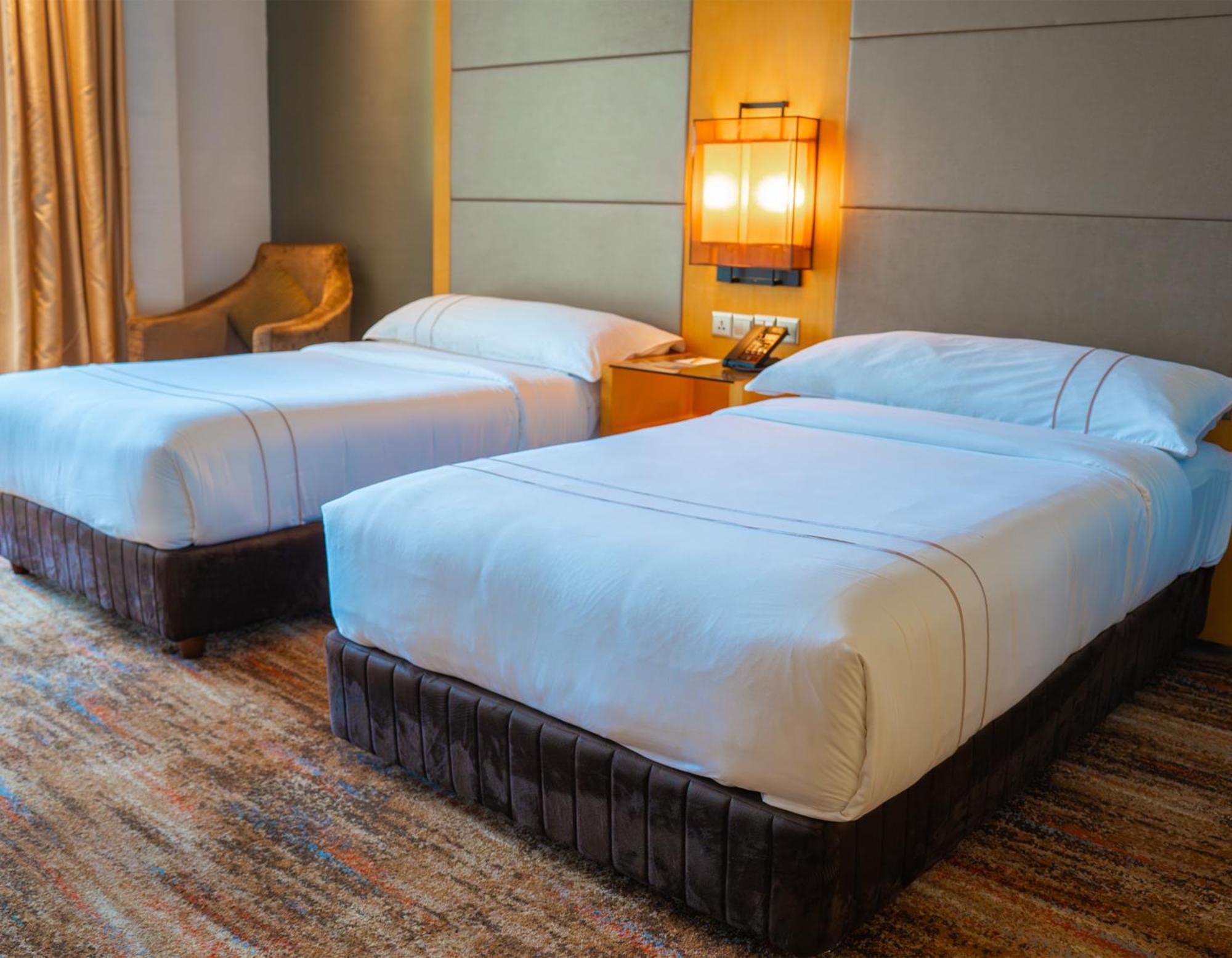 The Waterfront Hotel Kuching Eksteriør bilde Two single beds