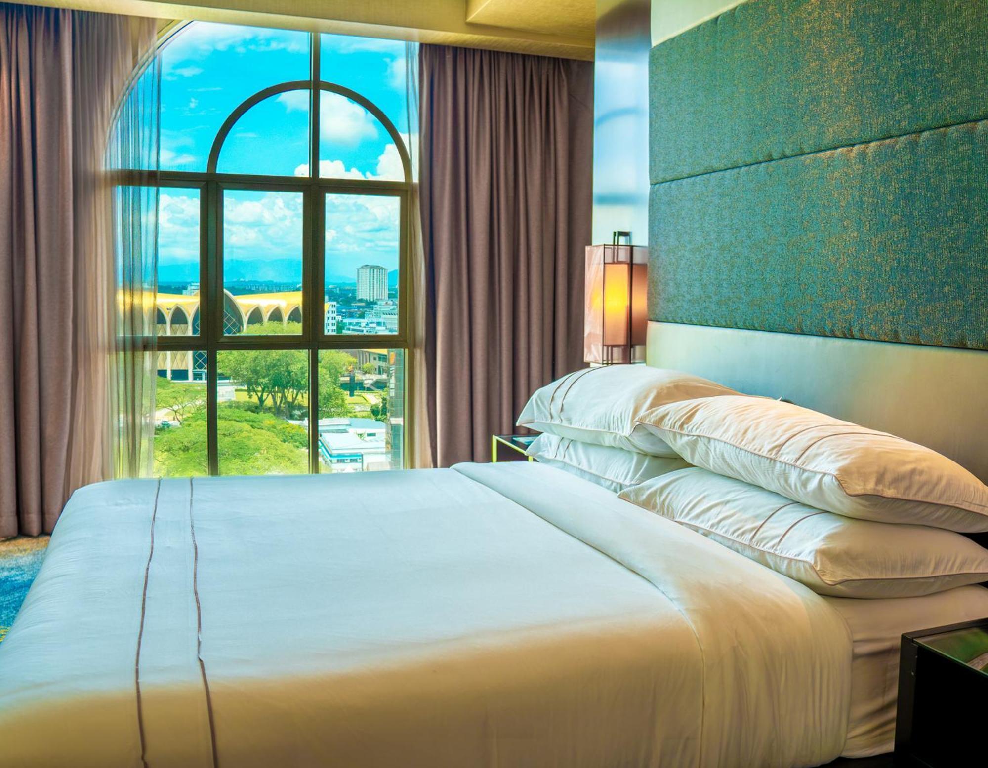 The Waterfront Hotel Kuching Eksteriør bilde Deluxe Room