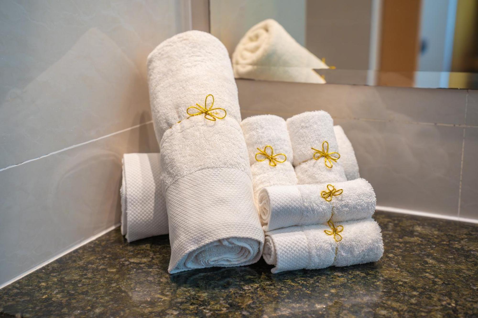 The Waterfront Hotel Kuching Eksteriør bilde Bath towels