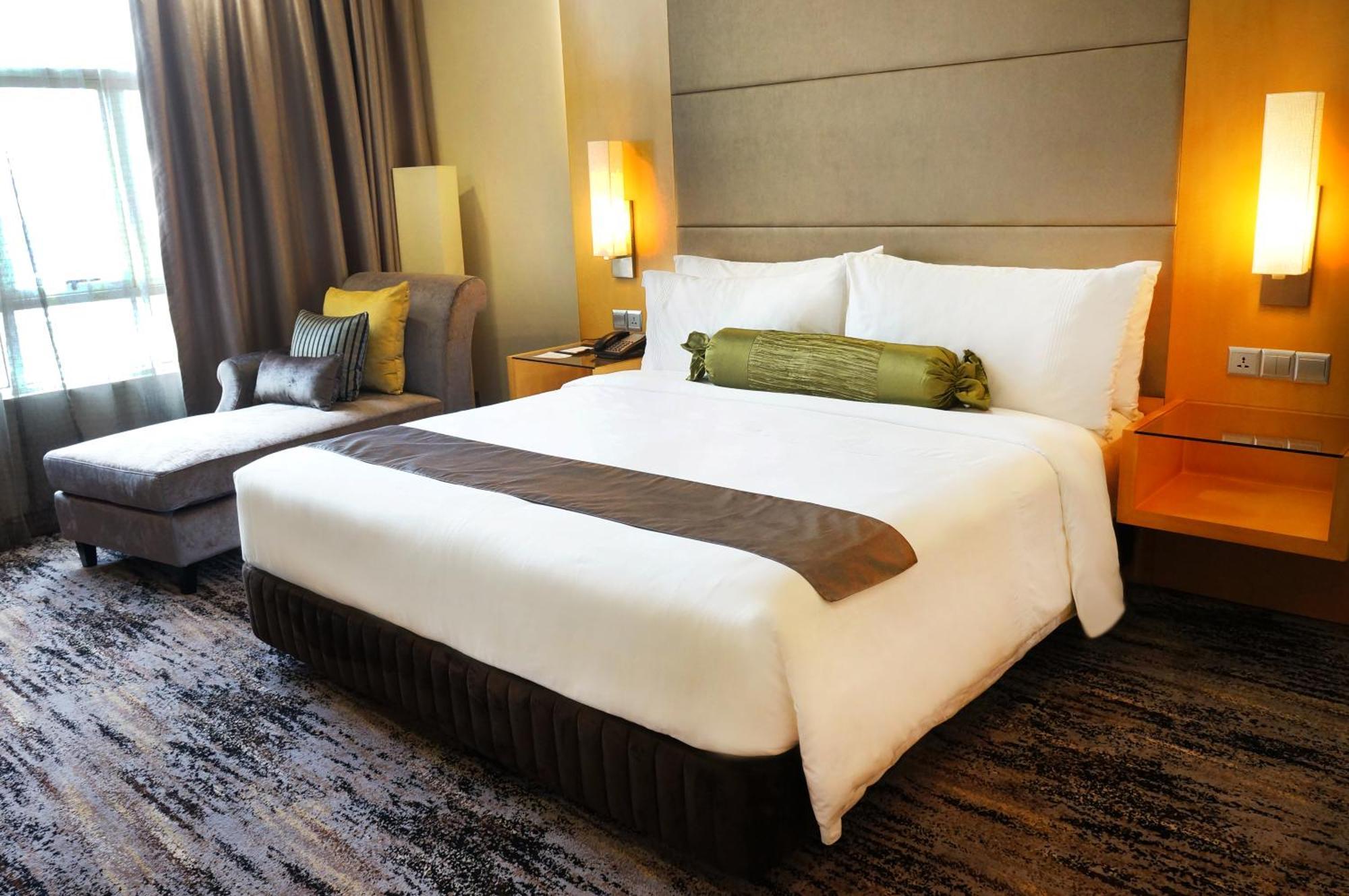 The Waterfront Hotel Kuching Eksteriør bilde A bed