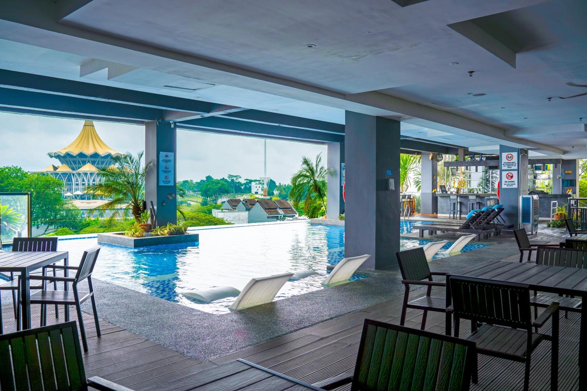 The Waterfront Hotel Kuching Eksteriør bilde The pool at the hotel