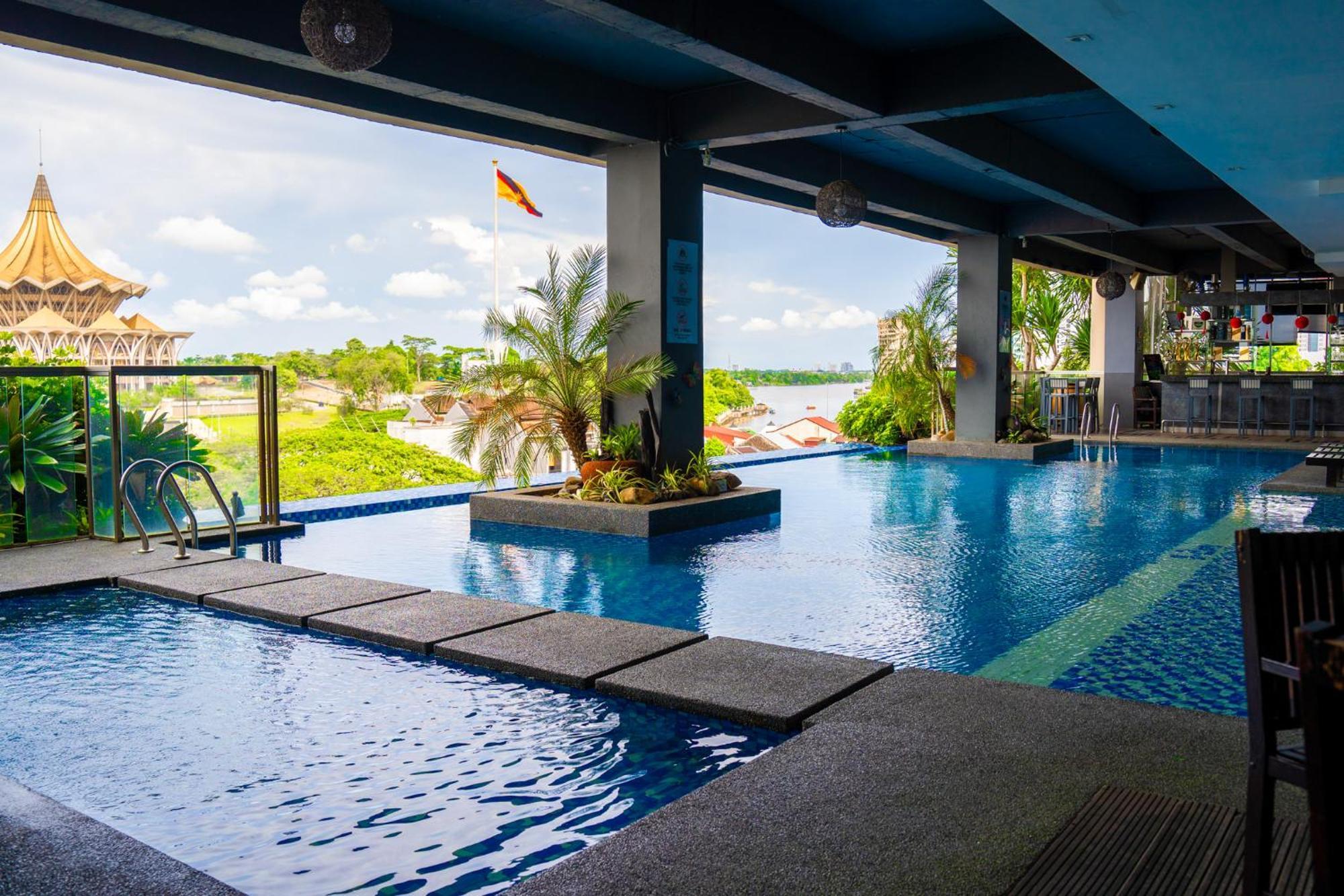 The Waterfront Hotel Kuching Eksteriør bilde Infinity pool at the hotel
