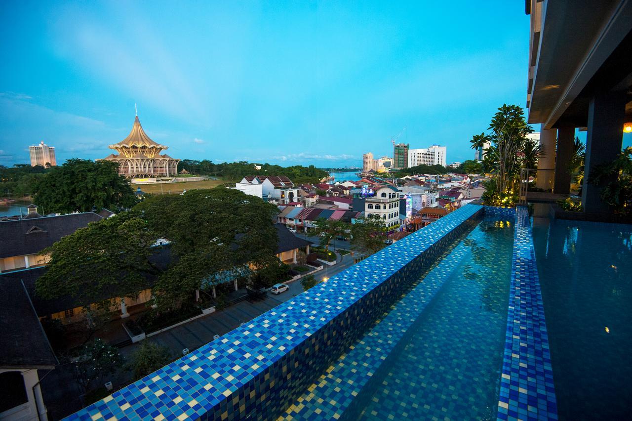 The Waterfront Hotel Kuching Eksteriør bilde View of the Sultan Omar Ali Saiffuddin Mosque from the pool deck of the hotel