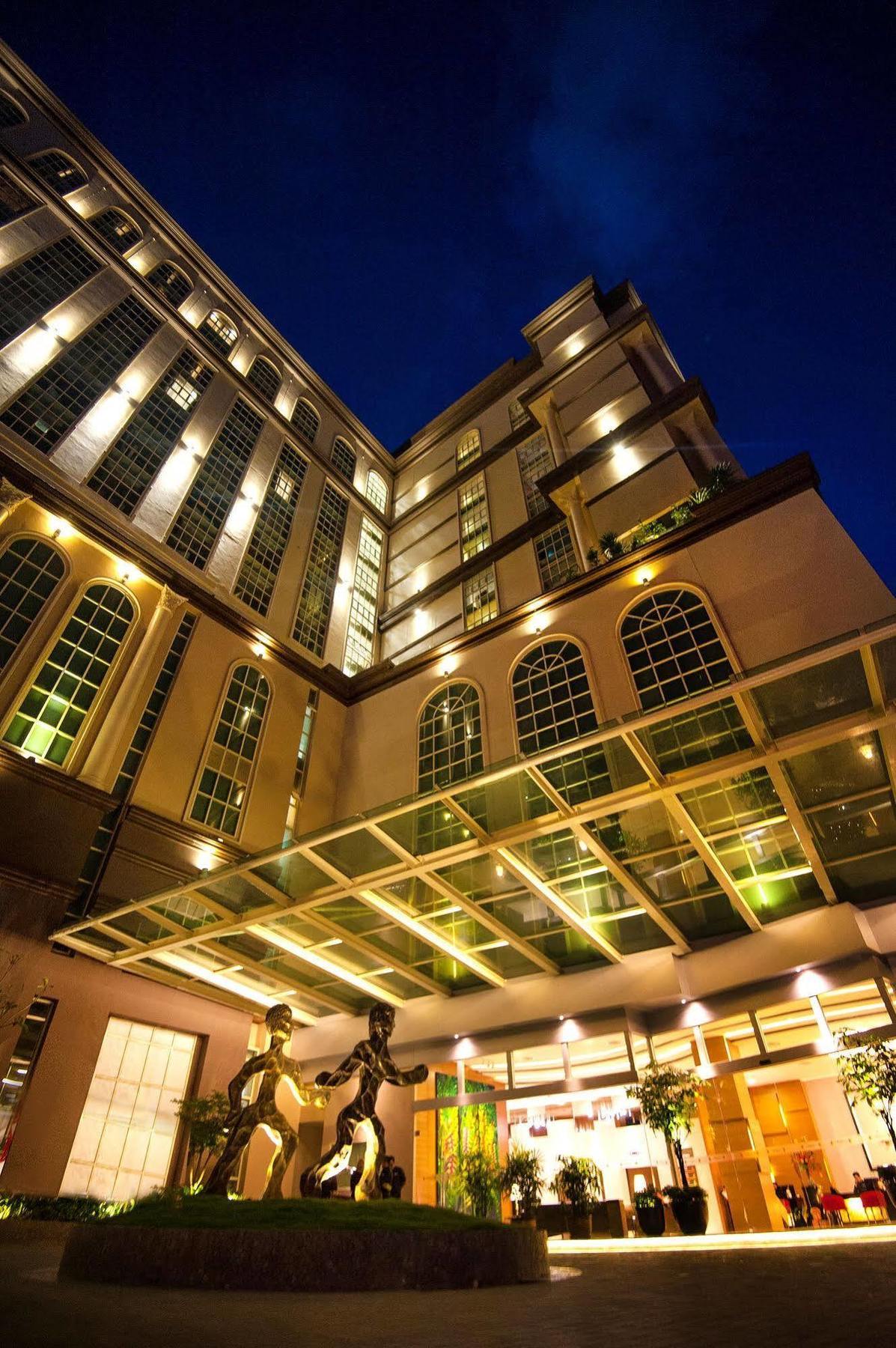 The Waterfront Hotel Kuching Eksteriør bilde The hotel's facade
