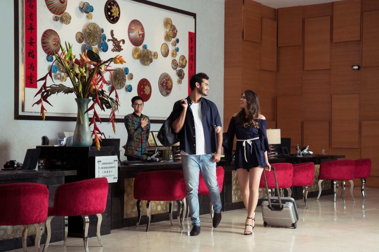 The Waterfront Hotel Kuching Eksteriør bilde The lobby of the hotel