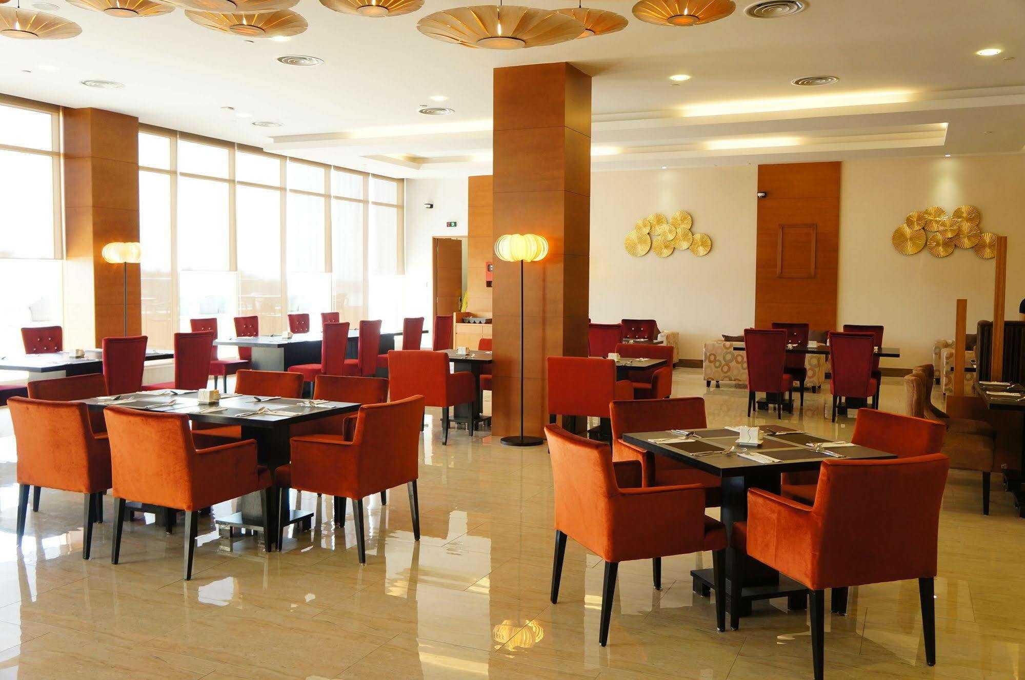 The Waterfront Hotel Kuching Eksteriør bilde The restaurant
