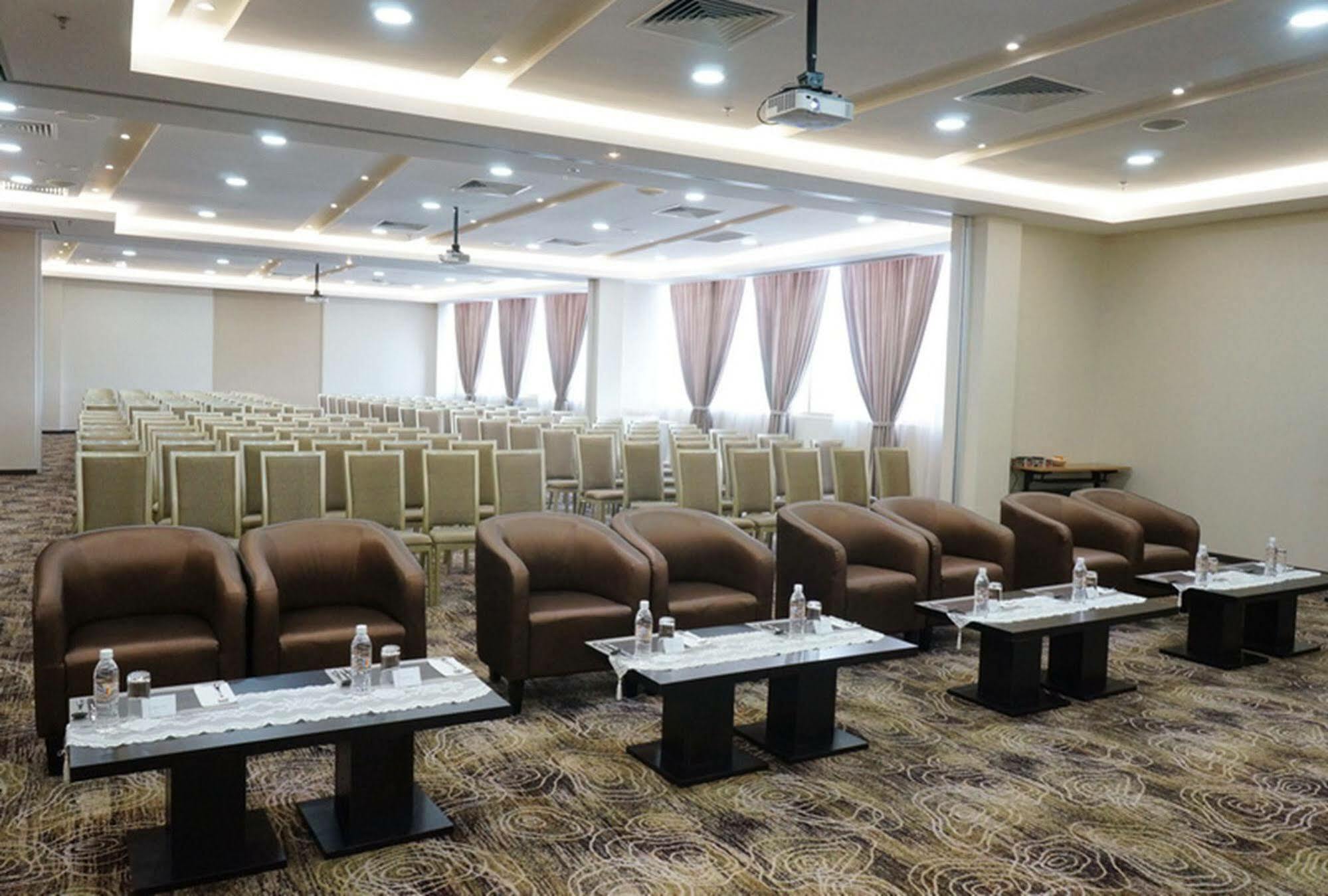 The Waterfront Hotel Kuching Eksteriør bilde Meeting room